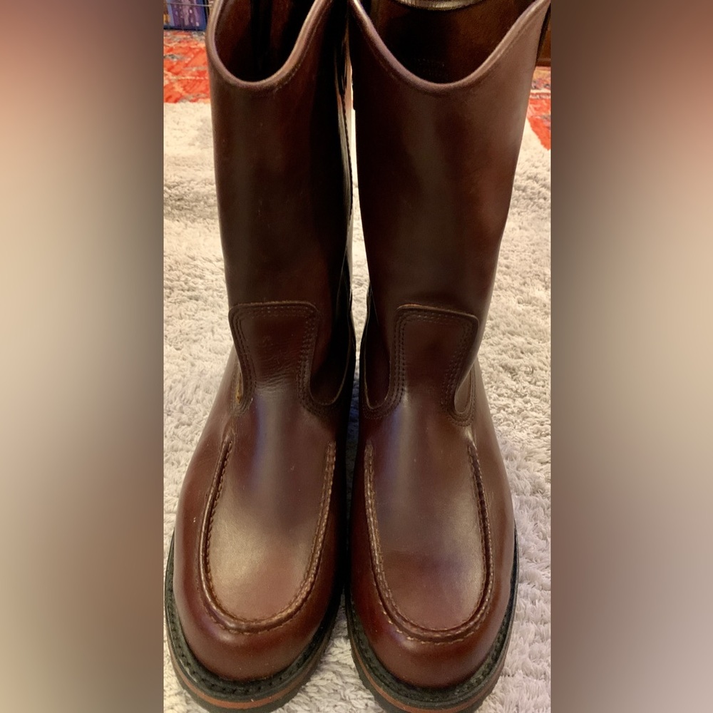 Men’s Filson leather slip on boots. Excellent condition. Large.